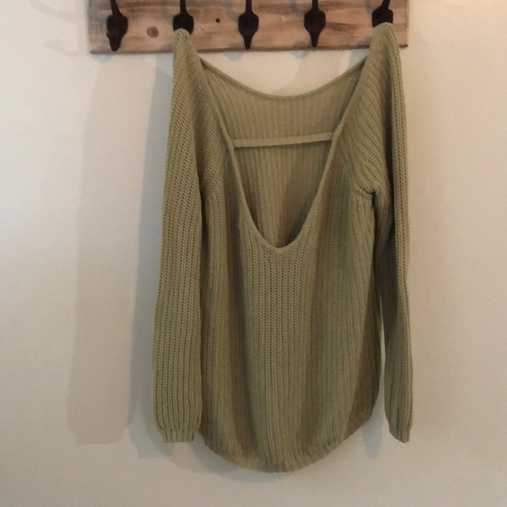 Oversized sweater. Low back.